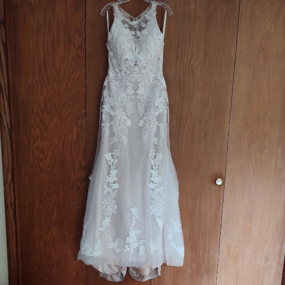 Gorgeous Floral Lace Wedding Dress